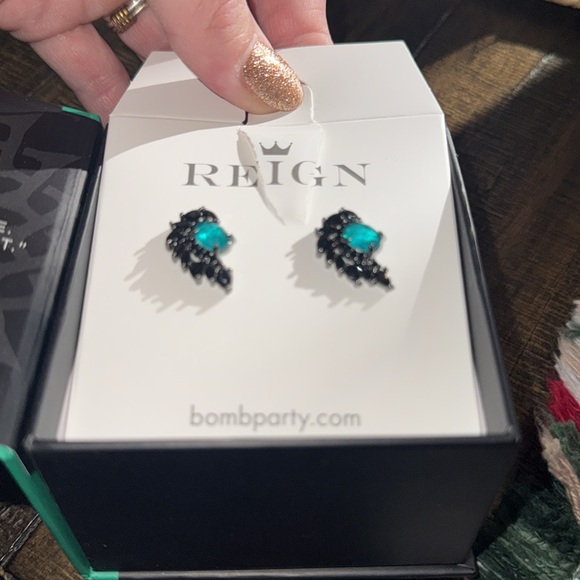 Reign villain earrings - Picture 3 of 3